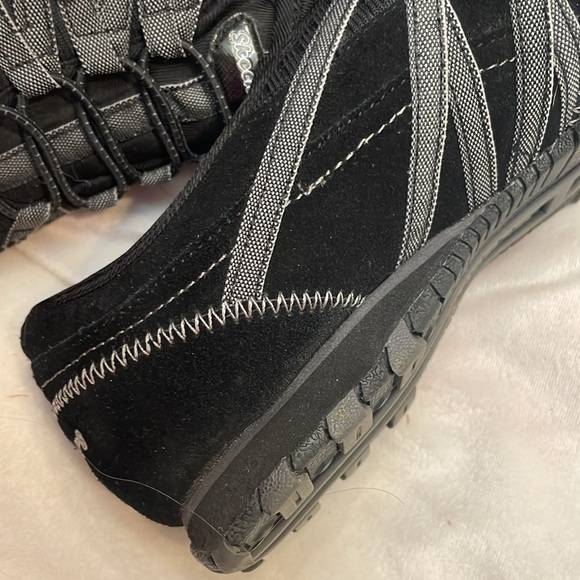 Skechers Women's Black Shoes. Excellent Condition- Worn 3 times. Size 8.5. - Picture 6 of 12